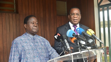 Les deux principaux candidats de l'opposition, l'ancien président Henri Konan Bédié (gauche) et l'ancien Premier ministre Pascal Affi N'Guessan (droite) en conférence de presse le 15 octobre.© Sia Kambou Source: AFP