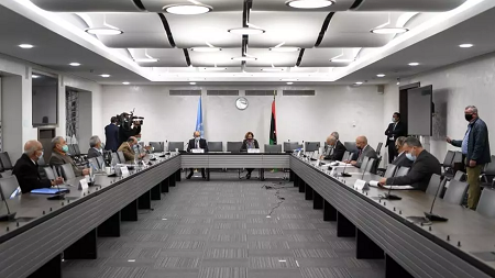 Une vue générale de la salle de discussions entres les deux factions libyennes rivales lors d'une rencontre à Genève (image d'illustration). Fabrice Coffrini/Pool via REUTERS