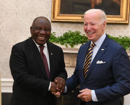 Le président sud-africain, Cyril Ramaphosa, serrant la main au président américain, Joe Biden, le 16 septembre à la Maison Blanche, à Washington. AP - Alex Brandon