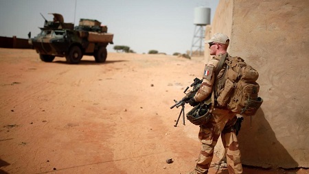 Un soldat français patrouille lors de l'opération Barkhane à Tin Hama, au Mali, le 19 octobre 2017 (Photo d'illustration). © REUTERS/Benoit Tessier/