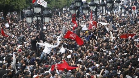 Des centaines de partisans du "Front du salut national" ont participé, samedi, à une marche de protestation dans la capitale, Tunis