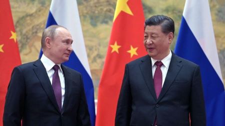 Le président chinois Xi Jinping (d) reçoit son homologue russe Vladimir Poutine à Pékin, le 4 février 2022  afp.com/Alexei Druzhinin