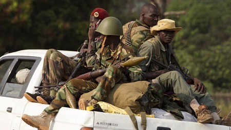 Des soldats de l'ex-Seleka dans un pick-up, au nord de Bangui le 27 janvier 2014 (image di'llustration). © REUTERS/Siegfried Modola