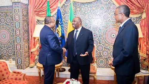 Sur cette photo relayée par la présidence gabonaise, Ali Bongo rencontre son Premier ministre Julien Nkoghe Bekale (à gauche) et son secrétaire général, Jean-Yves Teale. © GABONESE PRESIDENCY / AFP