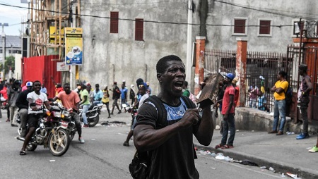 Les manifestations suivis de pillages et de vandalismes ont repris à Port-au-Prince après le message retransmis à la télévision du président Jovenel Moïse. AFP Photos/Chandan Khanna