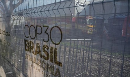 Vue des camions de pompiers depuis l'extérieur de la COP30 à Belém au Brésil, le 20 novembre 2025, après qu'un incendie s'est déclaré dans un pavillon. (AFP)
