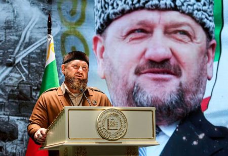 Le dirigeant régional de la Tchétchénie, Ramzan Kadyrov, parle devant un portrait de son père Akhmad Kadyrov, le président tchétchène qui a été assassiné dans un attentat à la bombe en 2004, Grozny, Russie.AP/MUSA SADULAYEV 