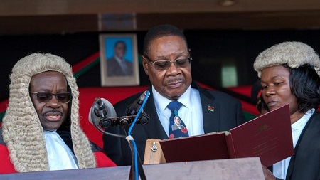 Peter Mutharika prête serment le 28 mai 2019 après l'élection présidentielle au Malawi. AMOS GUMULIRA / AFP