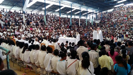 À Akamasoa, dans la capitale, chaque dimanche, la messe du père Pedro attire plus de 6000 fidèles. Sur la Grande Île, les chrétiens constitueraient plus de 40% de la population. © Sarah Tétaud/RFI