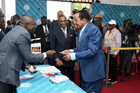 Le Président Paul Biya, vote au quartier Bastos  à Yaoundé