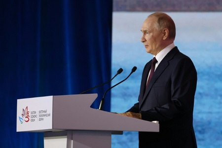 Le président russe Vladimir Poutine lors du Forum économique de l'Est à Vladivostok, le 5 septembre 2025 dans l'Extrême-Orient russe ( POOL / Alexander KAZAKOV )