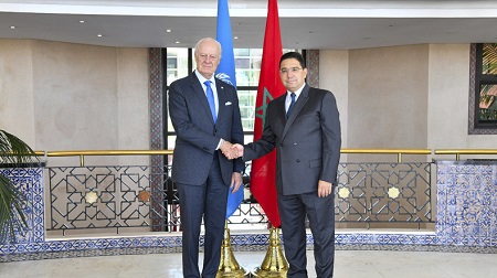 Une photo diffus&eacute;e par le minist&egrave;re marocain des Affaires &eacute;trang&egrave;res montrant le chef de la diplomatie marocaine Nasser Bourita accueillant l&rsquo;envoy&eacute; personnel du secr&eacute;taire g&eacute;n&eacute;ral de l&rsquo;ONU pour le Sahara occidental Staffan de Mistura &agrave; Rabat, au Maroc, le 8 septembre 2023. [Photo d&rsquo;archives] &copy; Minist&egrave;re des Affaires &eacute;trang&egrave;res du Maroc Source: AP