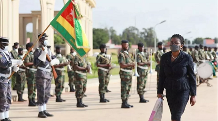 La Première ministre togolaise Victoire Sidémèho Tomégah-Dogbé recevant les honneurs à son arrivée à l'Assemblée nationale à Lomé, le vendredi 2 septembre 2020. RFI/Peter Sassou Dogbé