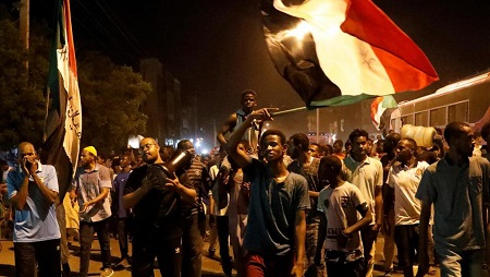 Quelques manifestants dans les rues de Khartoum, le 21 juin 2019. © REUTERS/Umit Bektas
