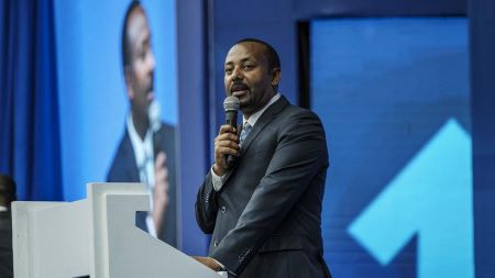 Abiy Ahmed s'adresse au public lors du premier congrès du parti au pouvoir, dans la ville d'Addis-Abeba, en Éthiopie  -   EDUARDO SOTERAS/AFP