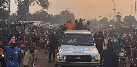 Malgré la situation sécuritaire tendue, la nouvelle alliance de l’opposition entre Anicet-Georges Dologuélé et le parti de François Bozize a fait campagne dans les rues de Bangui vendredi 18 décembre. © RFI/Charlotte Cosset