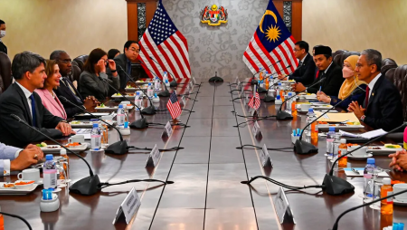 La présidente de la Chambre des États-Unis, Nancy Pelosi, rencontre le président du Parlement malaisien Azhar Azizan Harun, au Parlement de Kuala Lumpur, le 2 août 2022. Photo: Malaysia’s Department of Information via AP