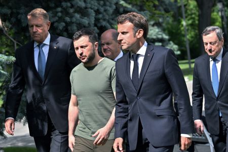 Emmanuel Macron et Volodymyr Zelensky , jeudi 16 juin 2022. Crédit : Sergei SUPINSKY / AFP