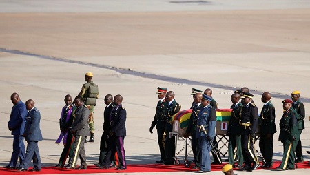En provenance de Singapour, l'avion spécial transportant le corps du défunt chef de l'État s'est posé dans l'après-midi à l'aéroport de la capitale Harare, qui porte son nom, le 11 septembre 2019. © REUTERS/Siphiwe Sibeko