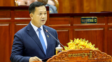 Le Premier ministre cambodgien, Hun Manet, prononce un discours lors d'une r&eacute;union parlementaire dans le b&acirc;timent de l'Assembl&eacute;e nationale du Cambodge, le 22 ao&ucirc;t 2023. &copy; Handout, AFP