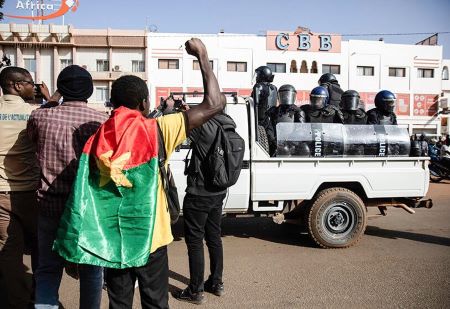 De jeunes Burkinabés encouragent la police lors de son passage dans la capitale, Ouagadougou