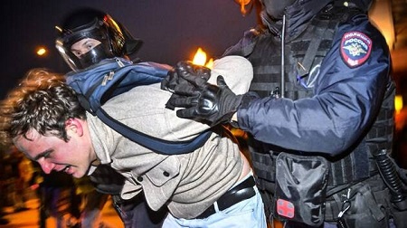 Des policiers arrêtent un homme lors d’une manifestation contre la mobilisation partielle annoncée par le président russe, à Moscou, le 21 septembre 2022. | ALEXANDER NEMENOV / AFP