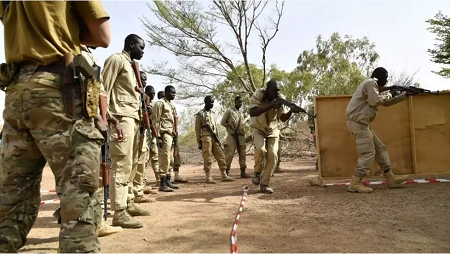 Des militaires burkinabè lors d'un entrainement en avril 2018 (image d'illustration). ISSOUF SANOGO / AFP