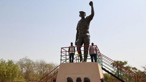 La statue géante de Thomas Sankara inaugurée ce samedi 2 mars à Ouagadougou. © ISSOUF SANOGO / AFP