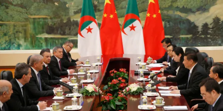 Illustration - Le Premier ministre algérien Abdelmalek Sellal, troisième à gauche, serre la main du président chinois Xi Jinping, troisième à droite, au Grand Palais du Peuple à Pékin, en Chine, le mercredi 29 avril 2015. (Kim Kyung-hoon/Pool Photo via AP)