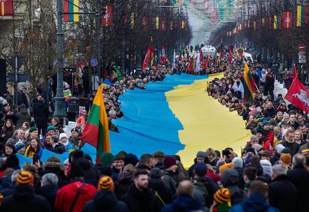   Drapeaux ukrainiens et lituaniens géants pour protester contre l'invasion russe de l'Ukraine lors d'une célébration de l'indépendance de la Lituanie à Vilnius, le samedi 11 mars 2023 - AP/MINDAUGAS KULBIS