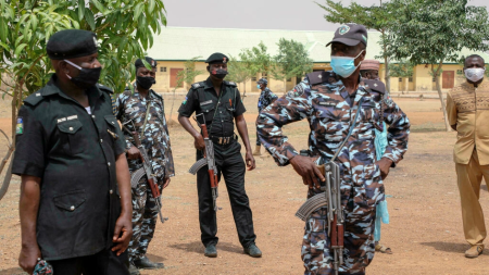 Les forces de sécurité patrouillent dans la ville de Jangebe, dans l'État de Zamfara, au nord du Nigeria, le 28 février 2021. © Brahim Mansur, AP
