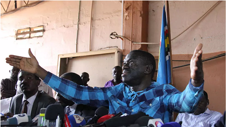 Kizza Besigye, le principal opposant à Yoweri Museveni, a déclaré le 19 août qu'il se présenterait pas à l'élection présidentielle. ©Gaël Grilhot/RFI