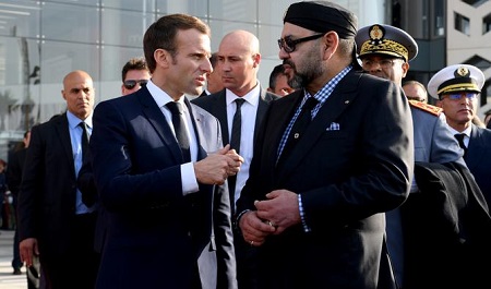 Le roi du Maroc Mohammed VI s'entretient avec le président français Emmanuel Macron après l'inauguration d'une ligne à grande vitesse à la gare de Rabat le 15 novembre 2018. (Photo, AFP)