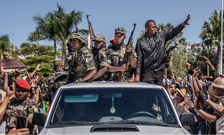 Des militaires ralliés au mouvement hostile au pouvoir sont accueillis avec jubilation par les habitants à Antananarivo, le 12 octobre 2025. La scène est filmée par des dizaines de smartphones : à Madagascar comme ailleurs, désormais, « the revolution will be TikToked ». Matthieu Rondel/AFP