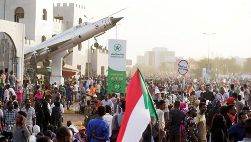 Des manifestants soudanais devant le ministère de la Défense protestent contre le conseil militaire qui a remplacé le président déchu Omar el-Béchir © REUTERS/Stringer
