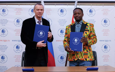 Kwame T. Muzawazi signe un accord de coopération avec l’université d'État des sciences humaines de Russie © Photo Boudiakov Matveï l’université d'État des sciences humaines de Russie