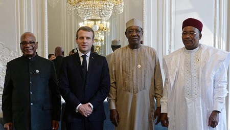 Les présidents Ibrahim Boubacar Keïta, Idriss Déby et Mahamadou Issoufou aux côtés d'Emmanuel Macron à l'Élysée le 12 novembre 2019. © JOHANNA GERON / POOL / AFP