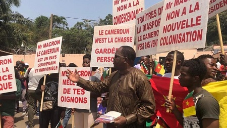 Une manifestation a eu lieu devant l'ambassade de France à Yaoundé le 24 février 2020. La plupart des manifestants portaient des drapeaux du Cameroun tandis que d'autres brandissaient des pancartes hostiles au président français. RFI/Polycarpe Essomba