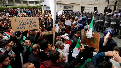 Manifestation contre la candidature d'Abdelaziz Bouteflika à la présidentielle, à Alger, le 8 mars 2019. © REUTERS/Zohra Bensemra