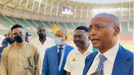 Le président de la CAF Patrice Motsepe confirme la tenue de la CAN 2022 , accompagné du Ministre des sports, Mouelle Kombi, du SGPR, Ngo Ngoh et de Samuel Eto'o fils, président de la Fecafoot au Stade Olembe, Lundi 20 décembre 2021. Photo: RSA