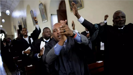 Les avocats réclament justice alors qu'ils assistent à une cérémonie religieuse à l'église Saint-Pierre, en l'honneur de Monferrier Dorval, tué le 28 août à Port-au-Prince, Haïti le 18 septembre 2020. REUTERS/Andres Martinez Casares