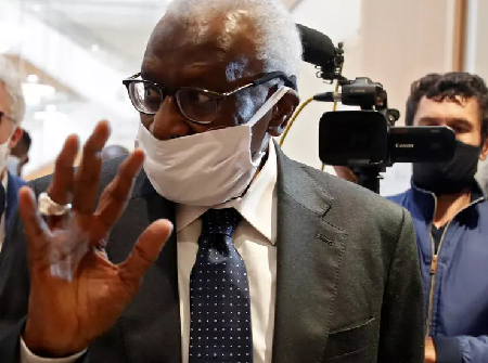 L'ancien président ed lIAAF, Lamine Diack, lors de son arrivée au tribunal de Paris le 8 juin 2020. REUTERS/Gonzalo Fuentes