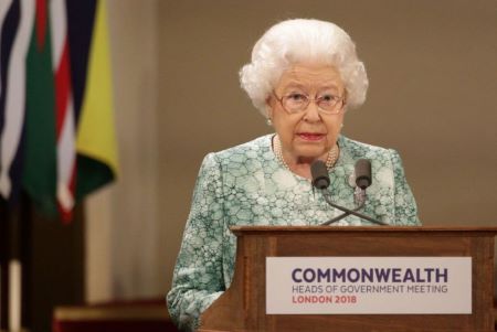 La reine Elizabeth II de Grande-Bretagne,chef du Commonwealth, prend la parole lors de l'ouverture officielle de la réunion des chefs de gouvernement du Commonwealth (CHOGM) au palais de Buckingham à Londres, le 19 avril 2018