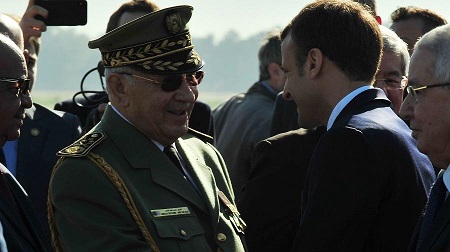 Le général Gaïd-Salah saluant le président français, Emmanuel Macron. PPAgency