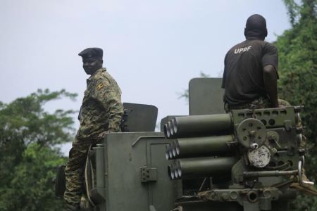 Des soldats ougandais patrouillent dans la région de Beni, en République démocratique du Congo, le 8 décembre 2021, dans le cadre de la lutte contre les rebelles du groupe Forces démocratiques alliées (ADF). SEBASTIEN KITSA MUSAYI / AFP