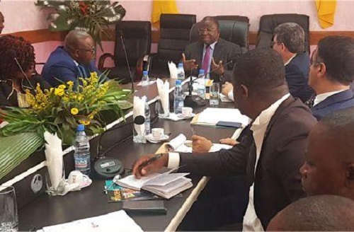 Le ministre en charge du commerce au Cameroun, Luc Magloire Mbarga Atangana, avec ses interlocuteurs