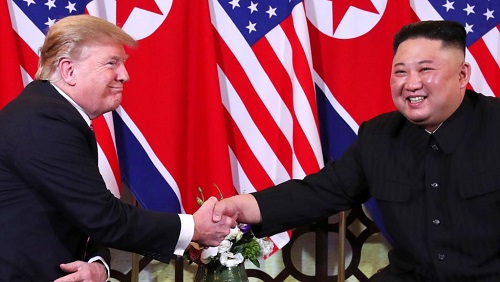 Les deux dirigeants se serrent la main à l'overture du sommet au Vietnam, le 27 février 2019. REUTERS/Leah Millis