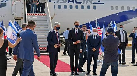 Jared Kushner, le gendre et conseiller de Donald Trump, pose devant l'avion d'El Al qui emmène les délégations américaine et israélienne à Abou Dhabi, le 31 août 2020. Menahem Kahana/Pool Photo via AP