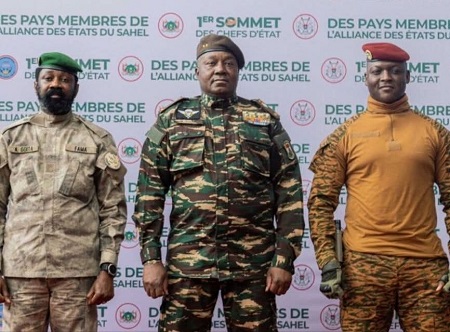 Réunit les trois chefs d'État de l'AES : le président du Mali, le Colonel Assimi Goïta, du Burkina Faso, le capitaine Ibrahim Traoré, et le président nigérien, le général Abdourahamane Tiani.