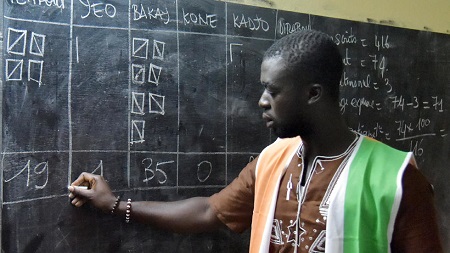 En raison de la crise sanitaire, la réforme du code électoral se fera par ordonnance a annoncé la présidence ivoirienne (illustration: élections locales en Côte d'Ivoire, octobre 2018, Abobo) SIA KAMBOU / AFP